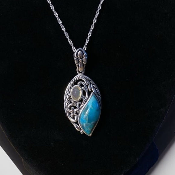 Elegant Silver and Blue Pendant Necklace - Picture 2 of 5